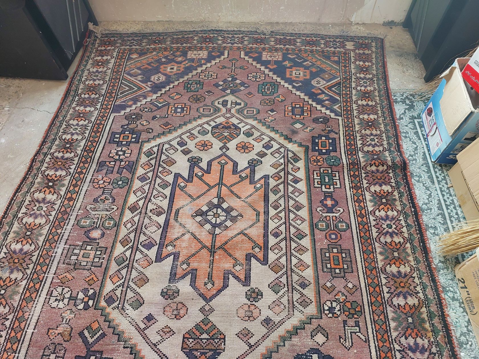 Old carpet(سجادة قديمة)